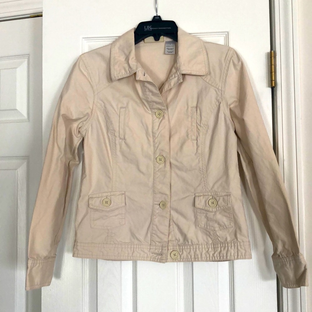 Long sleeve cotton button up jacket.